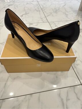 Michael Kors Jenna Flex Black Leather Pumps
